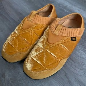 Teva Ember Moc - Amber Velvet - Women's Size 9